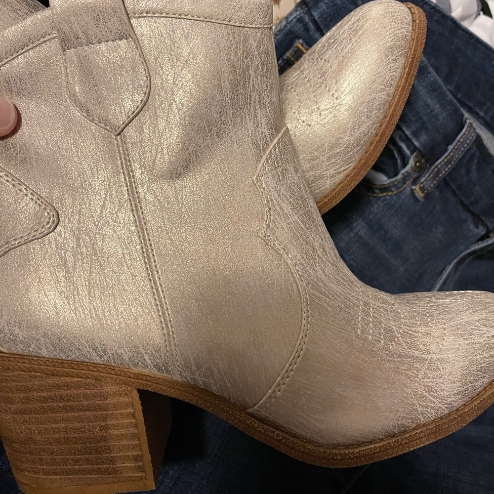 Unite metallic bootie by Chinese laundry size 8 brand new without tags